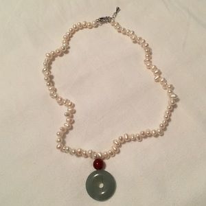 Pearl necklace with jade drop